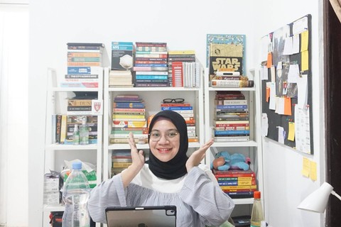 Nazhifah dan kumpulan buku miliknya. Foto: Dok. Pribadi/Nazhifah