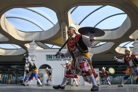 Sejumlah penari dari Sanggar Salisiswo menampilkan Tari Prajuritan dalam Gebyar Bregas Budaya di Bandara Internasional Yogyakarta (YIA), Kulon Progo, DI Yogyakarta, Minggu (28/5/2023). Foto: Aditya Pradana Putra/Antara Foto