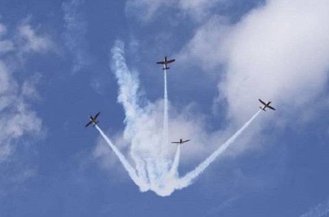 Tim Jupiter Aerobatik TNI AU unjuk gigi dalam pembukaan Langkawi Internasional Maritime and Aerospace Exhibition (LIMA) 2023 di Malaysia, Senin 22 Mei 2023. Foto/Dok Dispenau