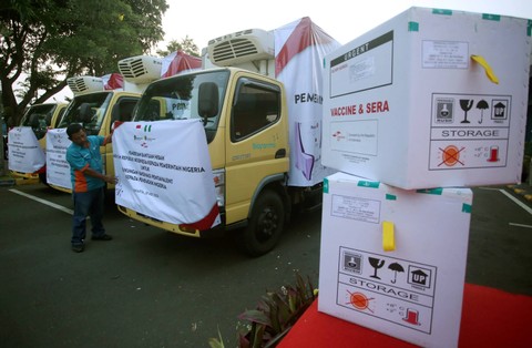 Pekerja merapihkan mobil pengangkut vaksin Pentavalent saat acara pemberian bantuan hibah pemerintah Indonesia kepada Pemerintah Nigeria di Kantor Bea Cukai Bandara Soekarno Hatta, Tangerang, Banten, Minggu (28/5/2023). Foto: Muhammad Iqbal/Antara Foto