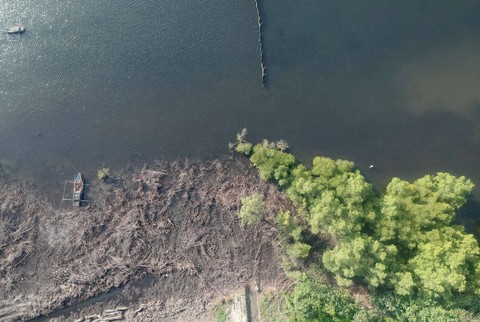 Foto udara kondisi mangrove yang rusak di Teluk Sepang, Kampung Melayu, Kota Bengkulu, Provinsi Bengkulu, Minggu (28/5/2023). Foto: Iggoy el Fitra/Antara Foto