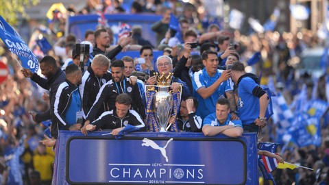 Momen Leicester City jadi juara Liga Inggris musim 2015/16. Foto: GLYN KIRK / AFP