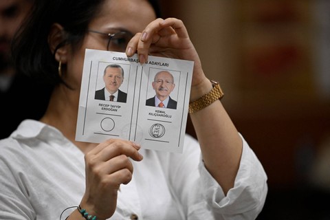 Surat suara pada hari pemilihan presiden putaran kedua di Istanbul, Turki pada Minggu (28/5/2023). Foto: Yasin Akgul/AFP