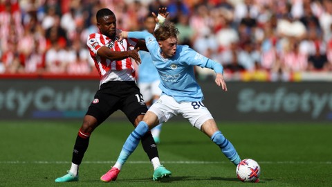Frank Onyeka (kiri) duel dengan Cole Palmer saat laga Brentford vs Manchester City dalam pekan terakhir Liga Inggris 2022/23 di Gtech Community Stadium pada 28 Mei 2023. Foto: Action Images via Reuters/Matthew Childs