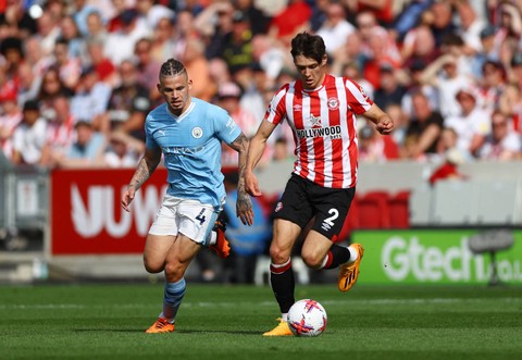 Kalvin Phillips (kiri) duel dengan Aaron Hickey saat laga Brentford vs Manchester City dalam pekan terakhir Liga Inggris 2022/23 di Gtech Community Stadium pada 28 Mei 2023. Foto: Action Images via Reuters/Matthew Childs