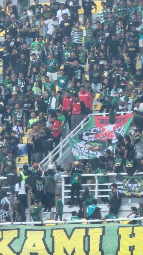 Suporter Persebaya perempuan berinisial VV (24) meninggal dunia saat menonton pertandingan uji coba antara Persebaya melawan Bali United di Stadion Gelora Bung Tomo, Surabaya, Minggu (28/5/2023). Foto: Dok. Istimewa