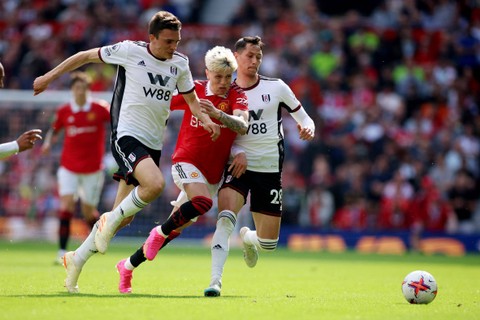 Alejandro Garnacho diadang Joao Palhinha dan Sasa Lukic saat laga Manchester United (MU) vs Fulham di Stadion Old Trafford dalam pekan terakhir Liga Inggris 2022/23 pada 28 Mei 2023. Foto: REUTERS/Phil Noble
