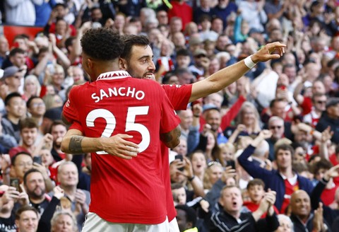 Pemain Manchester United, Bruno Fernandes memeluk Jadon Sancho saat melakukan selebrasi pada laga liga inggris melawan Fulham. Foto: Reuters/Andrew Boyers