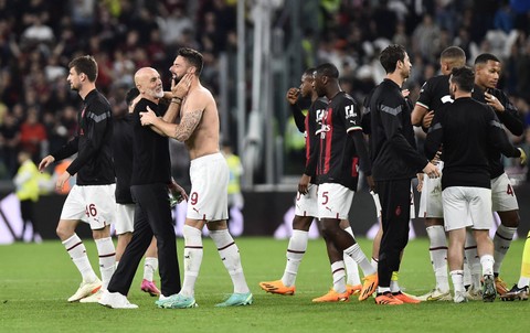 Striker AC Milan, Olivier Giroud melakukan selebrasi usai mengalahkan Juventus. Foto: Massimo Pinca/REUTERS