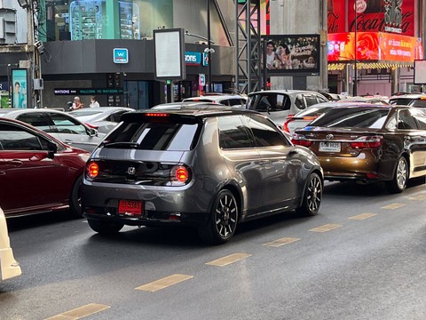 Salah satu mobil listrik yang beredar di jalanan Thailand. (Honda e) Foto: Sena Pratama/kumparan
