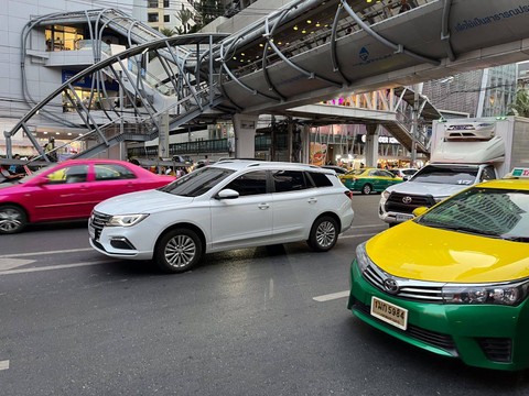 Salah satu mobil listrik yang beredar di jalanan Thailand. (MG 5 EV) Foto: Sena Pratama/kumparan