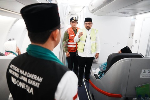 Menteri Agama Yaqut Cholil Qoumas melepas jemaah calon haji saat penerbangan perdana di bandara BIJB Kertajati, Majalengka, Minggu (28/5/2023).  Foto: MCH 2023