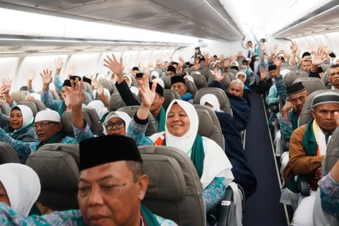 Jemaah calon haji saat penerbangan perdana di bandara BIJB Kertajati, Majalengka.  Foto: MCH.