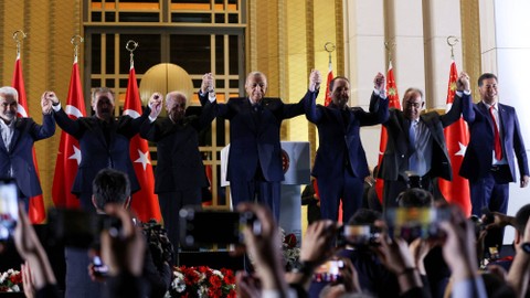 Tayyip Erdogan berserta anggota partai lainnya memberikan salam kepada pendukung di acara deklarasi kemenangan pilpres di Istanbul, Turki pada Minggu (28/5). Foto: Umit Bektas/REUTERS