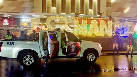 Pihak kepolisian melakukan patroli di jalan Boulevard Manado, Sulawesi Utara.