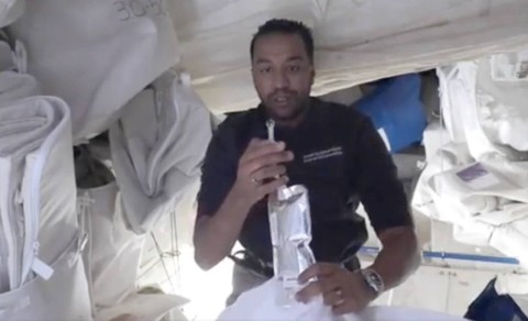 Astronaut Arab Saudi, Ali Al-Qarni, menunjukkan cara wudu di luar angkasa, Mei 2023. Foto: Twitter/@astro_ali11