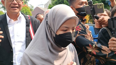 Natasha Rizky (tengah) menghadiri sidang perdana cerai dengan Desta di PA Jaksel, Senin (29/5). Foto: Giovanni/kumparan