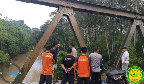 Tim SAR gabungan saat tengah melakukan upaya pencarian terhadap seorang warga yang hilang di Sungai Way Abung, Lampung Utara. | Foto : Dok. Basarnas Lampung