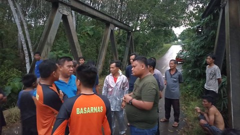 Tim SAR gabungan saat tengah melakukan upaya pencarian terhadap seorang warga yang hilang di Sungai Way Abung, Lampung Utara. | Foto : Dok. Basarnas Lampung