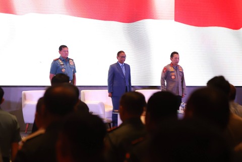 Menko Polhukam Mahfud MD bersama Panglima TNI, dan Kapolri dalam Rapat Koordinasi Sinergisitas Pemerintah Dalam Menjaga Stabilitas Politik Dan Keamanan untuk menyukseskan Pemilu Tahun 2024 di The Westin, Jakarta, Senin (29/5/2023).   Foto: Jamal Ramadhan/kumparan