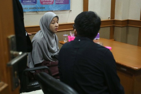 Pasangan artis Desta Mahendra dan Natasha Rizky saat menjalani sidang cerai perdana di Pengadilan Agama Jakarta Selatan, Jakarta, Senin, (29/5/2023). Foto: Agus Apriyanto