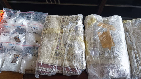 Polisi menunjukkan barang bukti pengungkapan 75 kilogram sabu, 53 ribu ekstasi, dan 1.911 gram ketamin di Lobby Bareskrim Polri, Senin (29/5/2024).  Foto: Thomas Bosco/kumparan