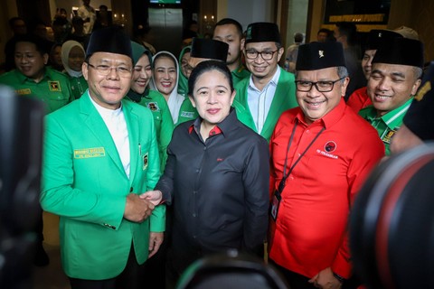 Plt Ketua Partai Persatuan Pembangunan (PPP) Muhammad Mardiono didampingi Sekjen PPP Arwani Thomafi menerima kunjungan Ketua DPP Partai Demokrasi Indonesia Perjuangan (PDIP) Puan Maharani didampingi Sekjen PDIP Hasto Kristiyanto. Foto: Jamal Ramadhan/kumparan