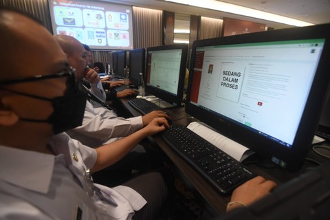 Petugas Komisi Pemilihan Umum (KPU) melakukan verifikasi administrasi dokumen persyaratan bakal calon anggota DPR untuk Pemilu tahun 2024 di Hotel Gran Melia, Jakarta, Senin (29/5/2023). Foto: Indrianto Eko Suwarso/Antara Foto