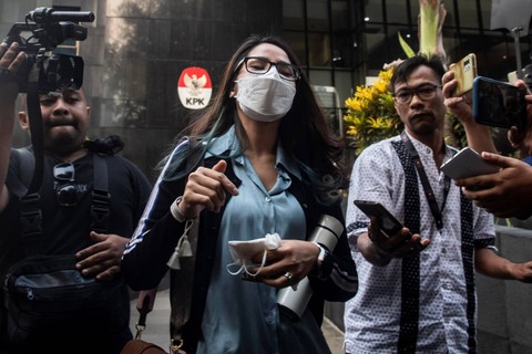 Penyanyi Windy Yunita Ghemary berjalan usai menjalani pemeriksaan di Gedung Merah Putih KPK, Jakarta, Senin (29/5/2023). Foto: Muhammad Adimaja/Antara Foto 