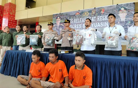 Para pelaku perampokan dan pembunuhan di Pulau Rimau, Banyuasin, saat ditangkap polisi. (ist)