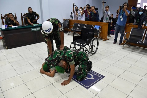 Terdakwa Sertu Yalpin Tarzun (kiri depan) dan Pratu Rian Hermawan?(kanan depan) bersujud saat menjalani sidang putusan di Pengadilan Militer I-02 Medan, Sumatera Utara, Senin (29/5/2023). Foto: Fransisco Carolio/Antara Foto