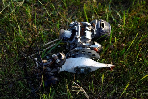 Salah satu bagian dari senjata drone milik tentara rusia yang dijatuhkan di Kiev, Ukraina. Foto: Valentyn Ogirenko/REUTERS