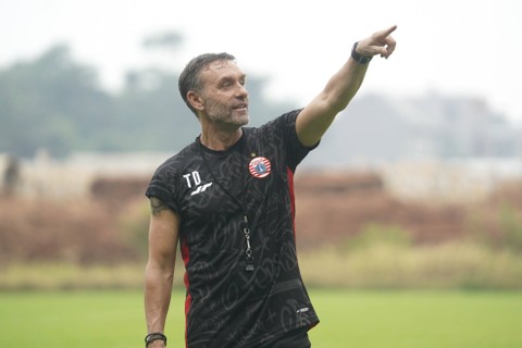 Thomas Doll memimpin latihan perdana Persija jelang Liga 1 2023/24 Foto: Dok. Persija