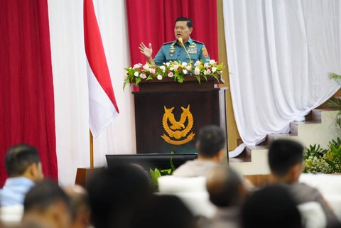 Panglima TNI Laksamana TNI Yudo Margono saat memberikan pembekalan kepada para perwira siswa Sesko TNI, Sespimti Polri, Sesko Angkatan dan Sespimen Polri untuk Program Kegiatan Bersama (PKB) Kejuangan TA 2023. Foto: Puspen TNI