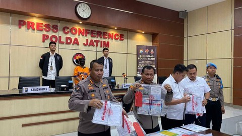 Ditreskrimsus Polda Jatim menangkap tersangka penipuan investasi bodong yang menipu ratusan Pekerja Migran Indonesia (PMI) bernama Setiyo Rini (43) warga Lumajang, Jawa Timur, Selasa (30/5/2023). Foto: Farusma Okta Verdian/kumparan