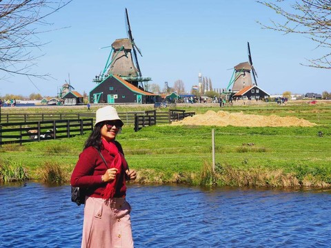 Destinasi ikonik Windmolen atau kincir angin kuno yang dibangun pada 1740 di desa Kinderdijk Belanda. Foto: dreamholidays.co.id