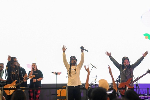 Penampilan dari aksi panggung grup musik reggae Coconut Treez di Pos Bloc, Jakarta. Foto: M Risyal Hidayat/ANTARA FOTO