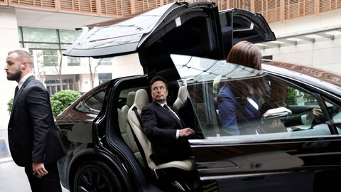 Chief Executive Officer Tesla Elon Musk masuk ke dalam mobil saat meninggalkan hotel di Beijing, China 31 Mei 2023. Foto: Tingshu Wang/Reuters