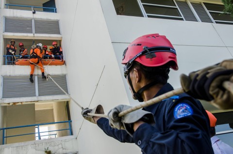 Tim SAR gabungan melakukan evakuasi korban saat simulasi penanganan dampak bencana gempa Sesar Lembang di Cihanjuang, Kabupaten Bandung Barat, Rabu (31/5/2023). Foto: Novrian Arbi/ANTARA FOTO