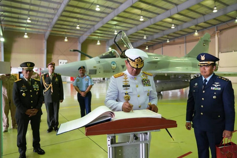 Mantan Panglima TNI Laksamana TNI Yudo Margono meninjau pesawat Dassault Mirage 2000-9 di fasilitas militer Pangkalan Udara Al Dhafra, Abu Dhabi, Rabu (24/5/2023). Foto: Puspen TNI