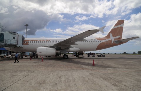 Pesawat Super Air Jet disambut tradisi "water salute" setibanya di Bandara Sultan Babullah, Ternate, Maluku Utara, Rabu (31/5/2023). Foto: Andri Saputra/ANTARA FOTO