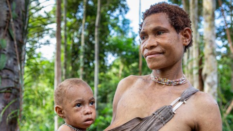 Ibu dan anak Suku Korowai. Foto: GUDKOV ANDREY/Shutterstock