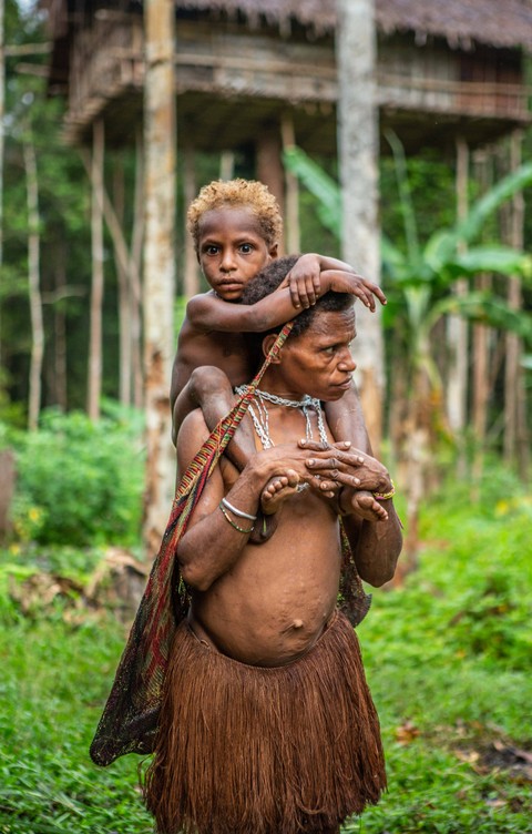 Anggota Suku Korowai. Foto: GUDKOV ANDREY/Shutterstock