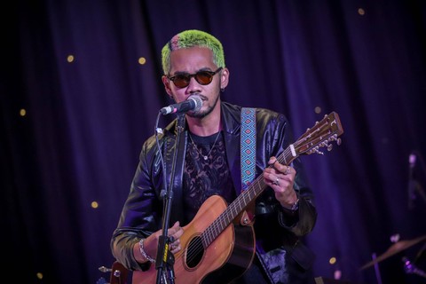 Oslo Ibrahim menghibur awak media pada konferensi pers Jakarta International Java Jazz Festival di Menara BNI, Jakarta, Rabu (31/5/2023). Foto: Jamal Ramadhan/kumparan