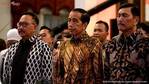 Presiden Jokowi (tengah) bersama Menteri Koordinator Bidang Kemaritiman dan Investasi (Menko Marves), Luhut B. Pandjaitan (kanan) saat peluncuran logo IKN Nusantara di Istana Negara, Rabu (30/5/2023). Foto: Youtube/Sekretariat Presiden