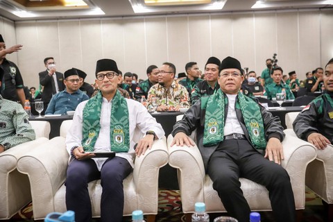 Sandiaga Uno bersama Mardiono di Rapimnas Gerakan Pemuda Kabah, Rabu (31/5/2023). Foto: Jamal Ramadhan/kumparan