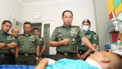 Wakil Kepala Staf Angkatan Darat (Wakasad) Letjen TNI Agus Subiyanto menjenguk lima orang kru  Helikopter Bell 412 EP  yang mendapat perawatan intensif di Rumah Sakit Dustira, Cimahi, Selasa (30/5/2023). Foto: Dispenad