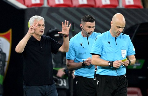 Jose Mourinho dan wasit saat melatih AS Roma melawan Sevilla dalam laga final Liga Europa 2022/23 di Puskas Arena, Budapest, Hongaria, pada Kamis (1/6/2023) dini hari WIB. Foto: REUTERS/Annegret Hilse