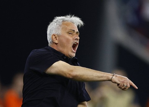 Jose Mourinho saat melatih AS Roma melawan Sevilla dalam laga final Liga Europa 2022/23 di Puskas Arena, Budapest, Hongaria, pada Kamis (1/6/2023) dini hari WIB. Foto: Reuters/John Sibley