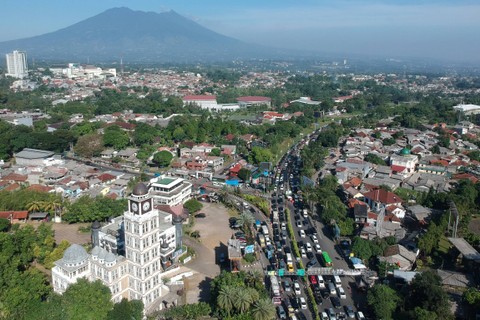 Foto udara kepadatan kendaraan saat diberlakukan rekayasa lalu lintas sistem satu arah di jalur wisata Puncak, Simpang Gadog, Ciawi, Kabupaten Bogor, Jawa Barat, Kamis (1/6/2023). Foto: Yulius Satria Wijaya/ANTARA FOTO